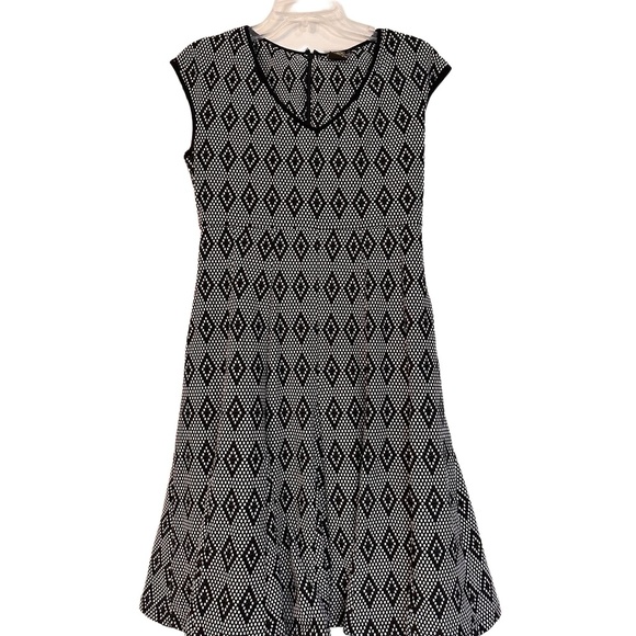Taylor Dress Womens Size 6 Black White Geometric Fit Flare V Neck Sleeveless - Picture 4 of 6